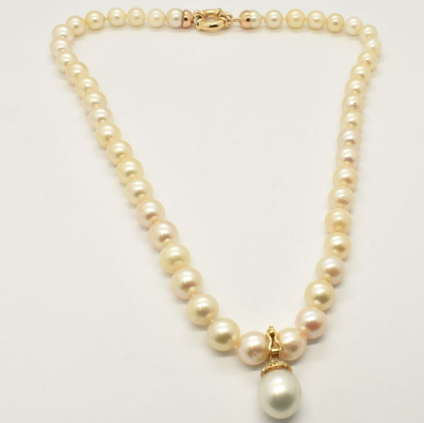 Perlas mikimoto 9 mm con 47 perlas con broche mosqueton de oro , dije de perla con brillantes